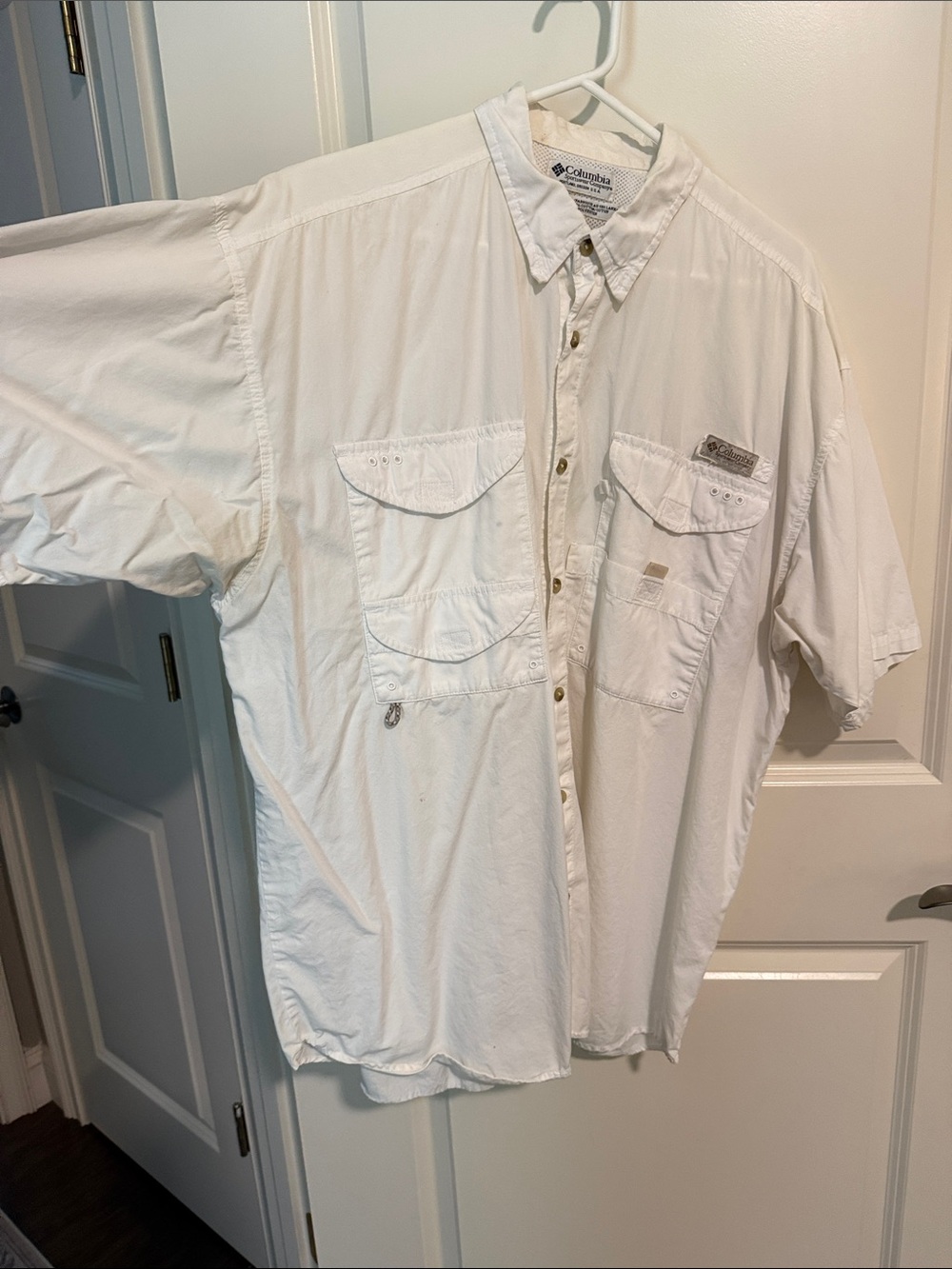 Columbia Men’s White Short-Sleeve Button-Down Fishing Shirt